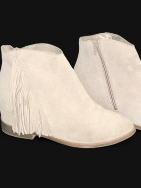✨ Barely Worn! Cream Suede Fringe Wedge Ankle Booties - Size 8.5 👢
